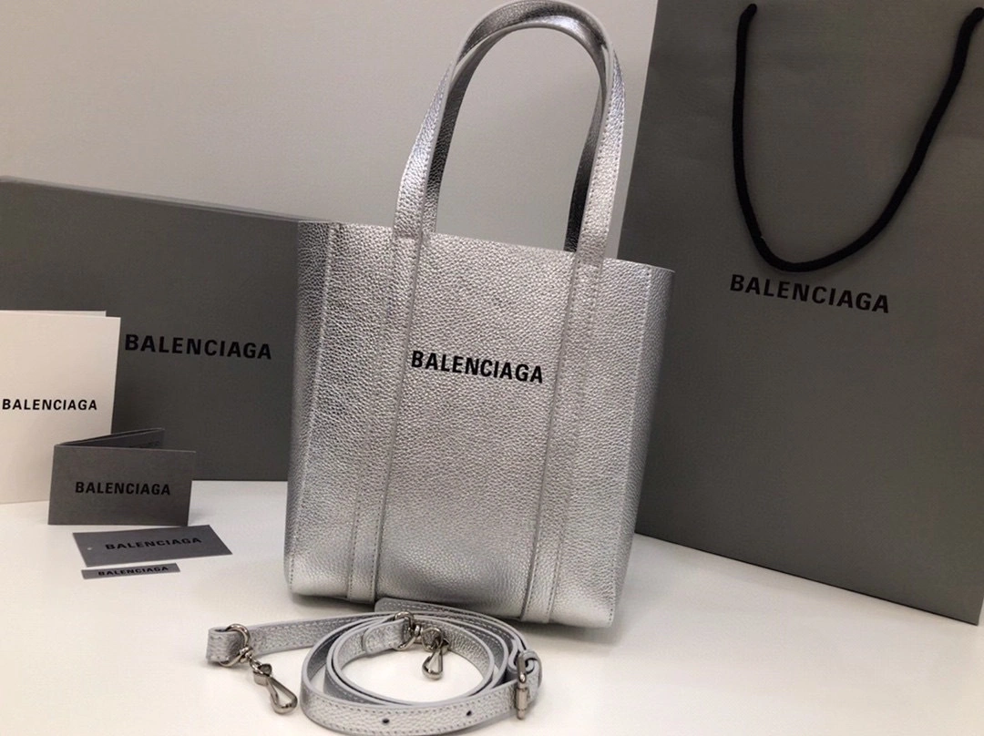 B. everyday tote item:B-B00A2428
